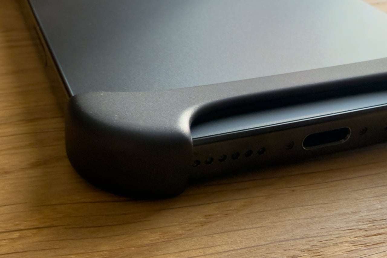 Close-up of the Arc Pulse bottom shell leaving the iPhone frame and port exposed - Luxe Digital