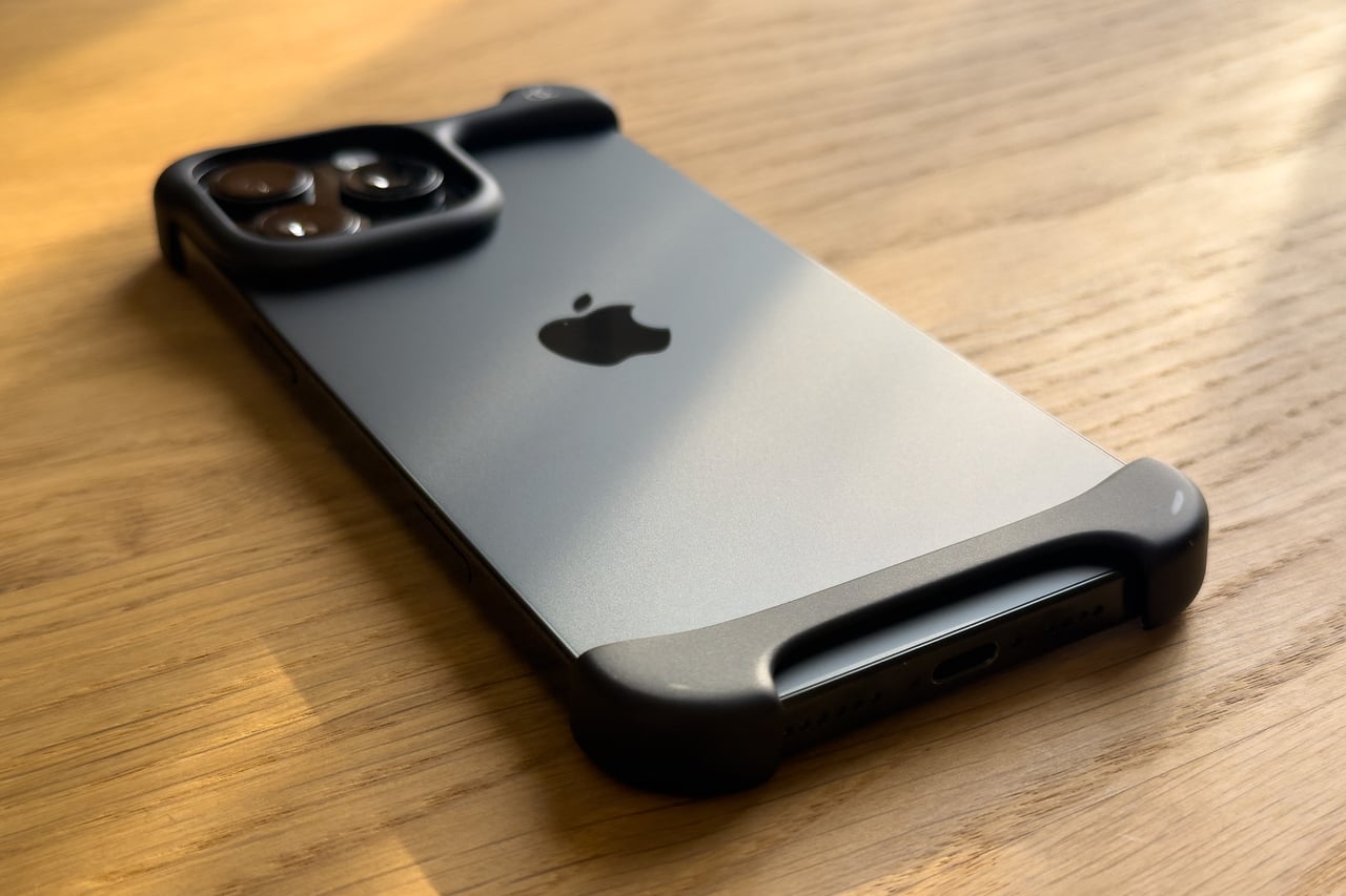 Arc Pulse case in Matte Black on the corners of an iPhone - Luxe Digital