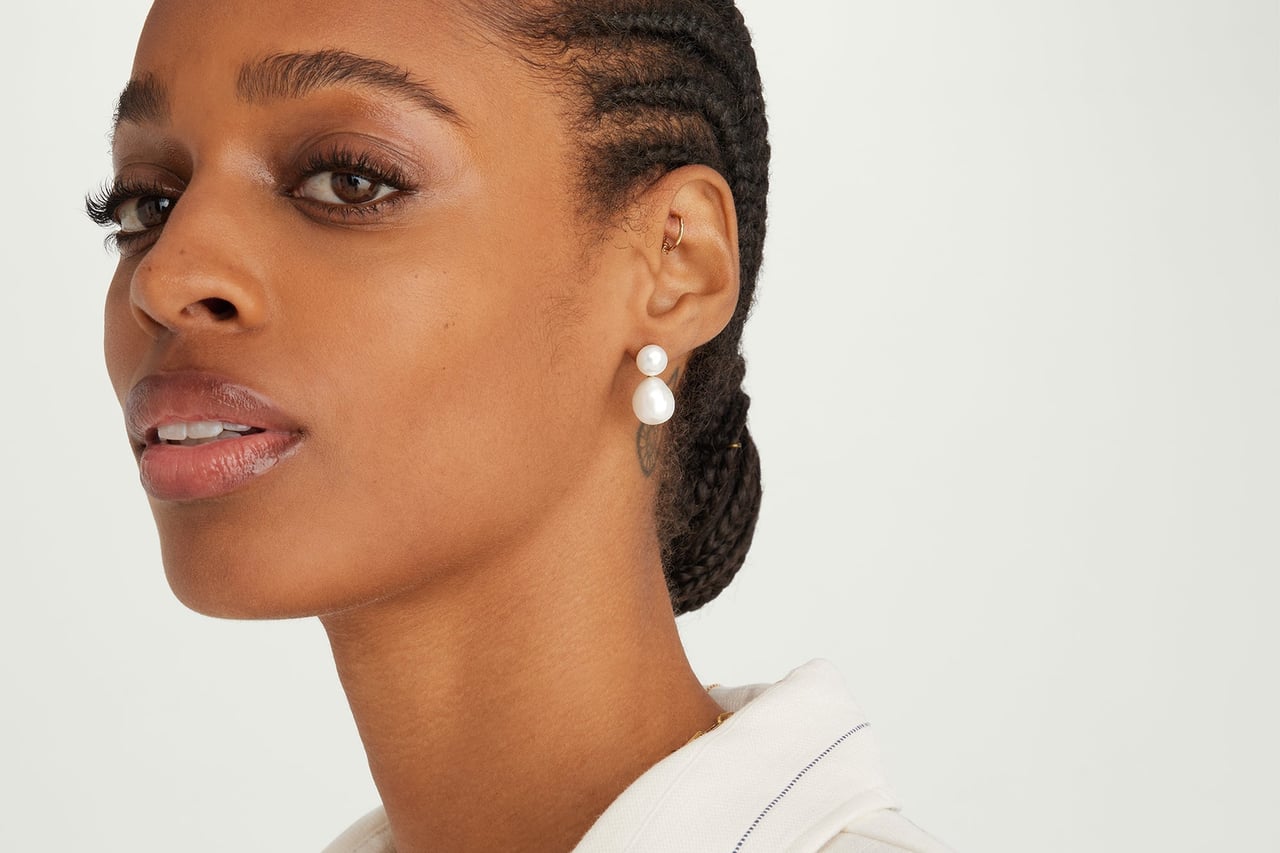 best jewelry brands mejuri bold pearl drop earrings - Luxe Digital