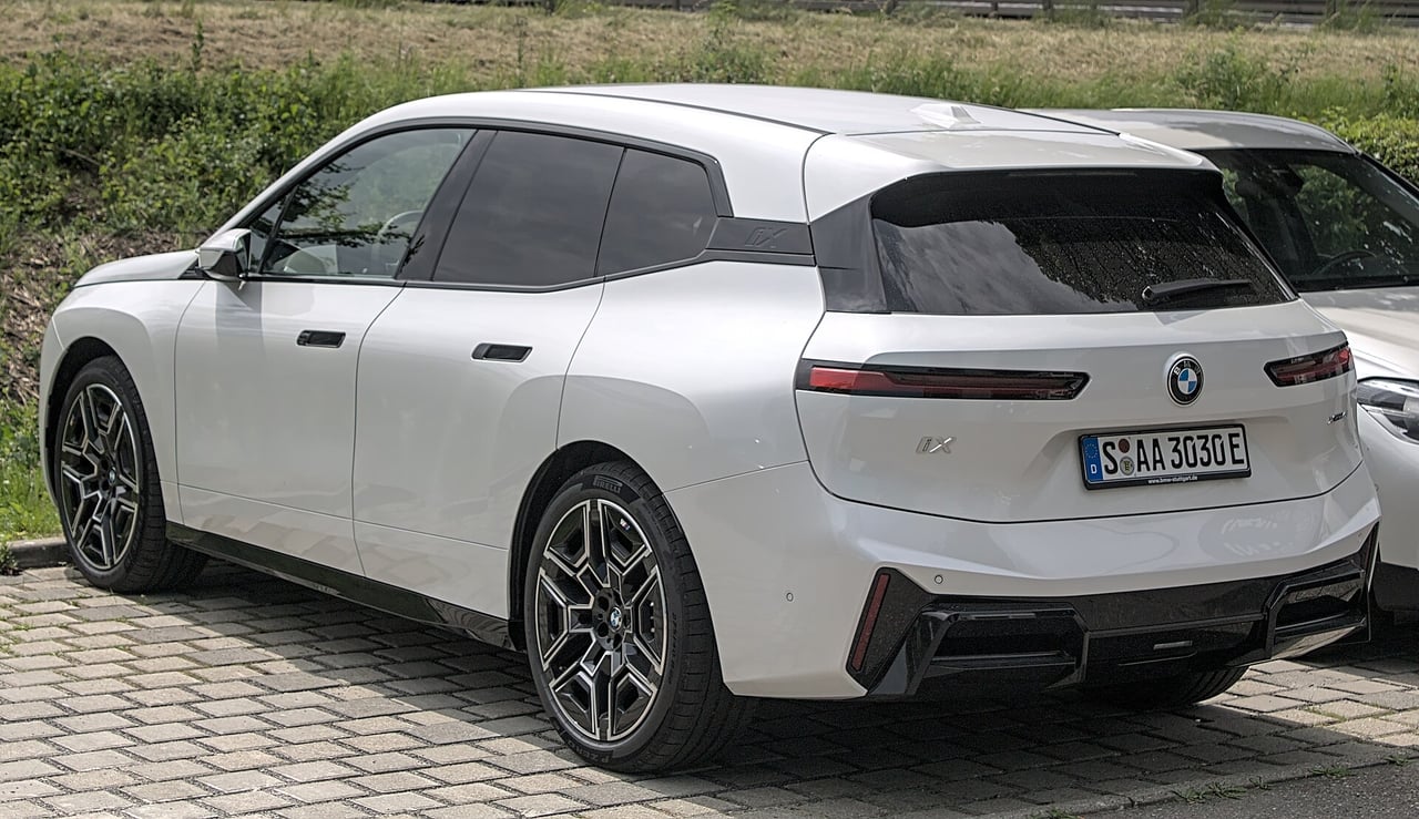 best luxury SUV BMW iX - Luxe Digital