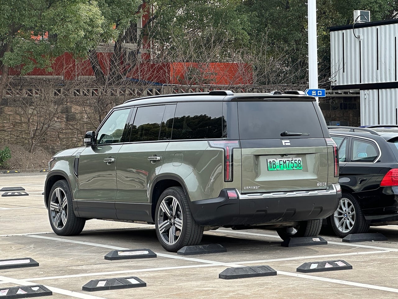 Rox 01 luxury SUV - Luxe Digital