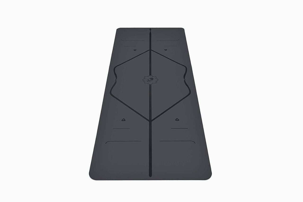 best yoga exercise mat alignment lines Liforme review - Luxe Digital