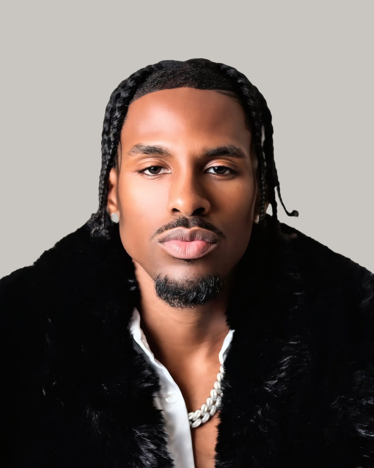 Man with box braids, seen from the front