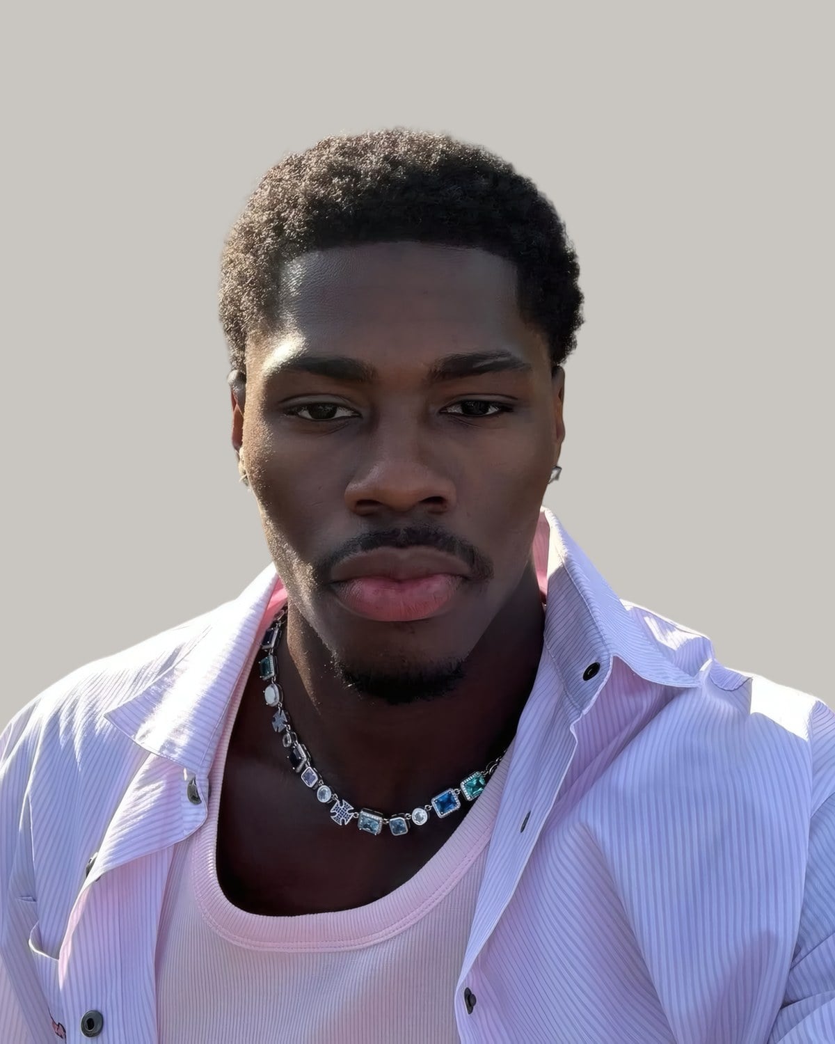 Man with loose curls on top and short sides, seen from the front