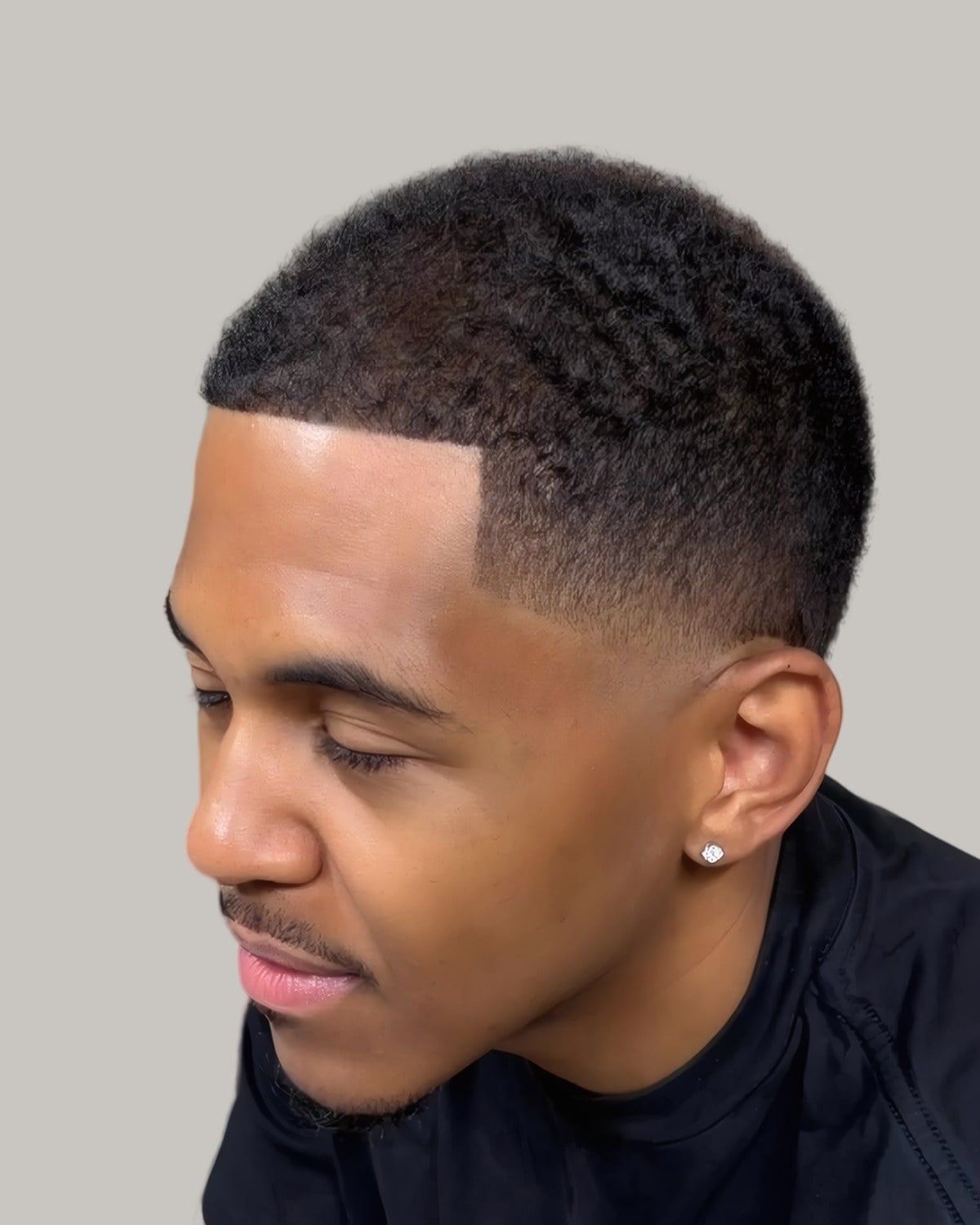 Man with short waves and a line-up, seen in profile