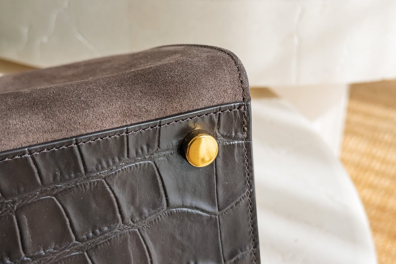 Croc-effect leather base and gold-tone metal foot on the KAAI Voyager - Luxe Digital