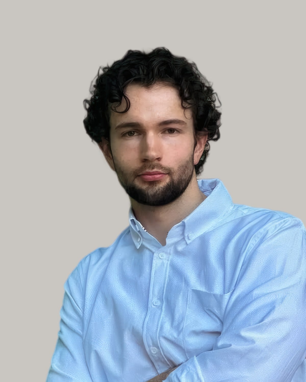 Bearded man with medium curls and a blue shirt, seen from the front