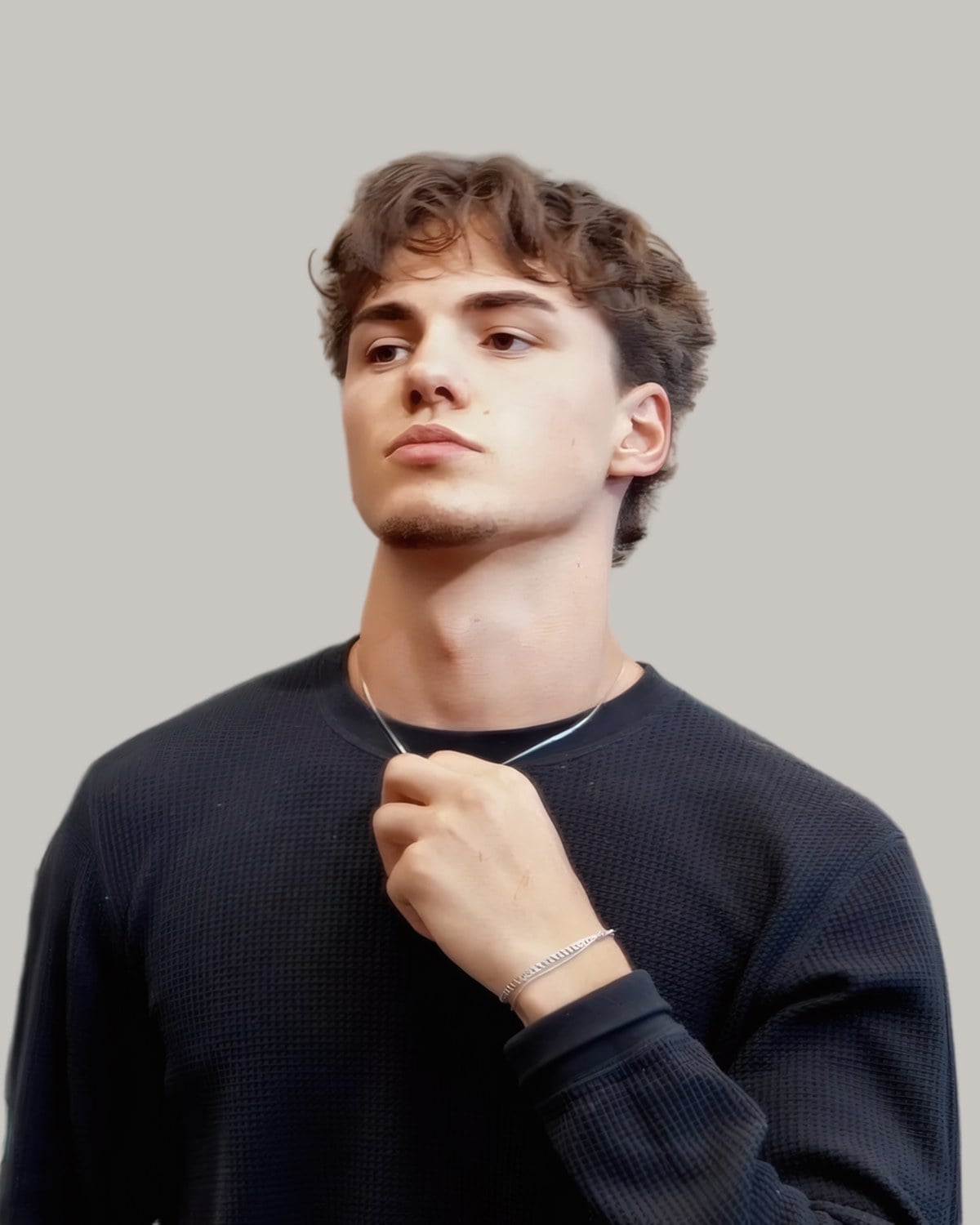 Young man with a textured fringe cut round, seen from the front