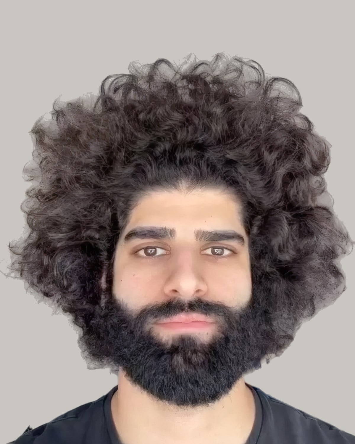 Bearded man with a big mass of curls, seen from the front