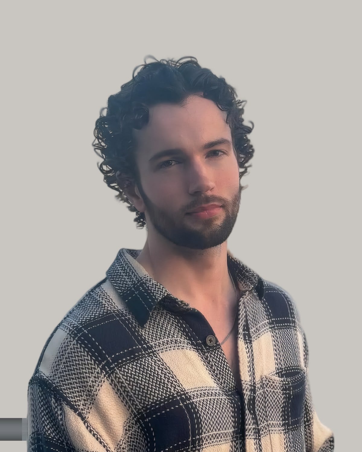 Bearded man with medium curls, seen from the front