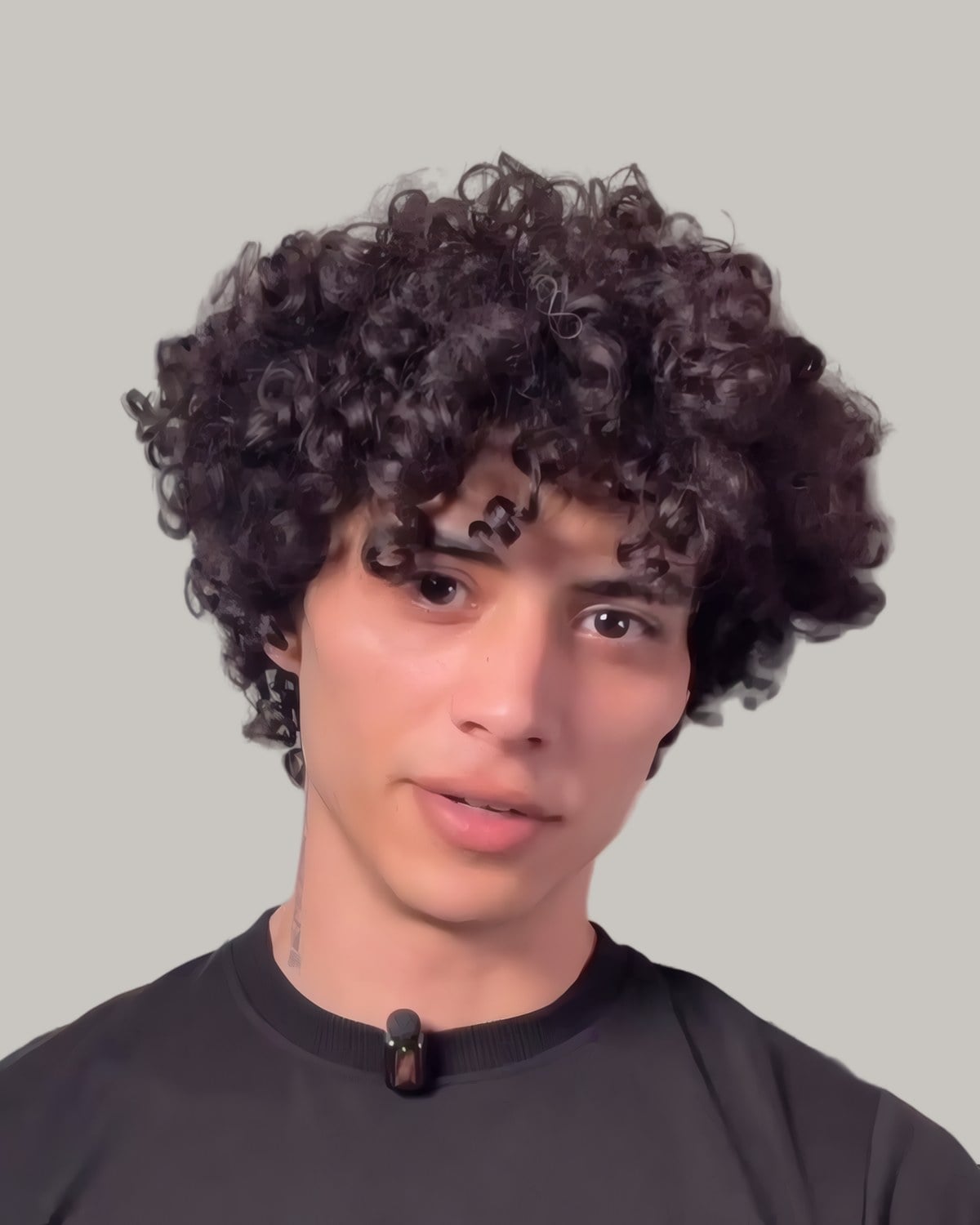Young man with a mass of loose curls to the jaw, seen from the front
