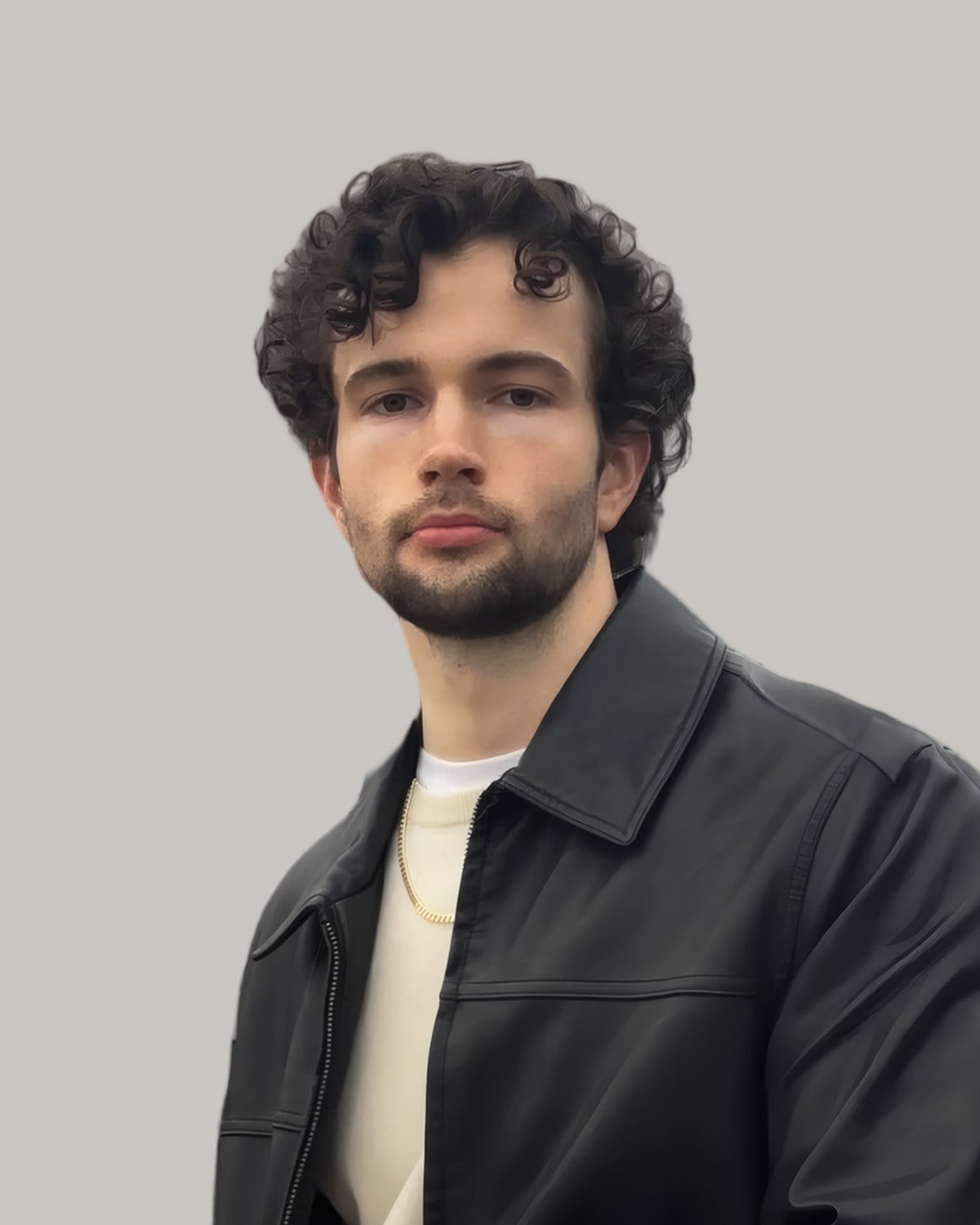 Bearded man with medium curls and a leather jacket, seen from the front