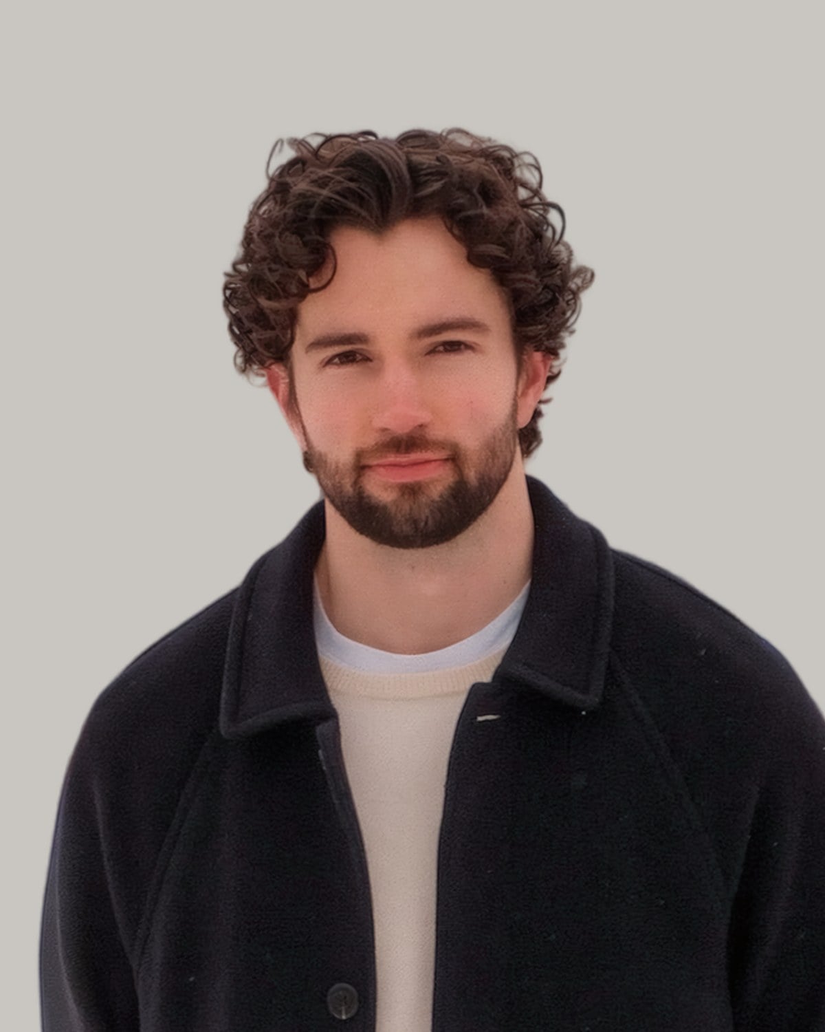 Man with medium-length brown curls, seen from the front