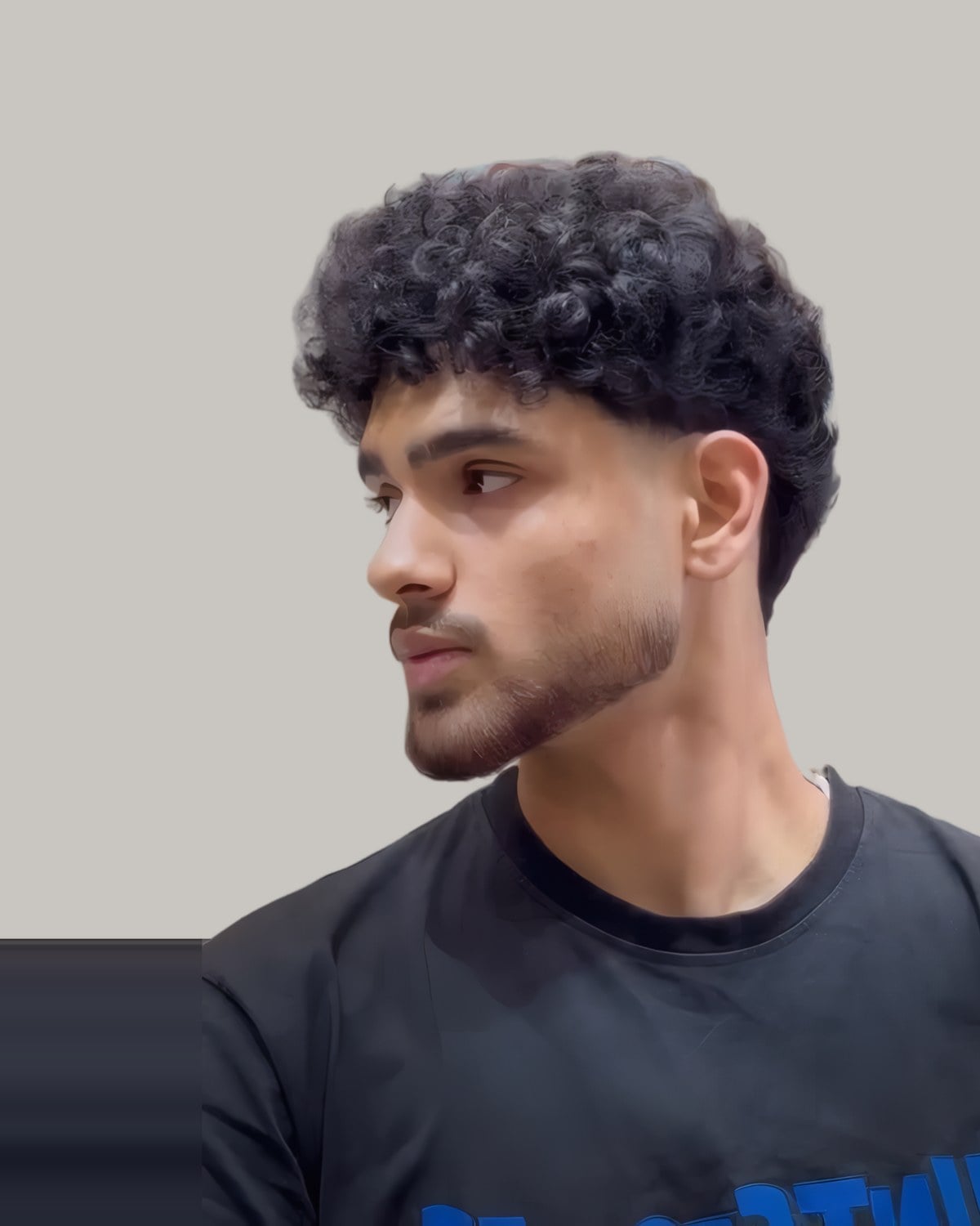 Man with a curly top and a line-up, seen from the side