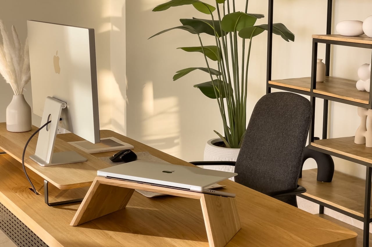 Oakywood standing desk review experience - Luxe Digital