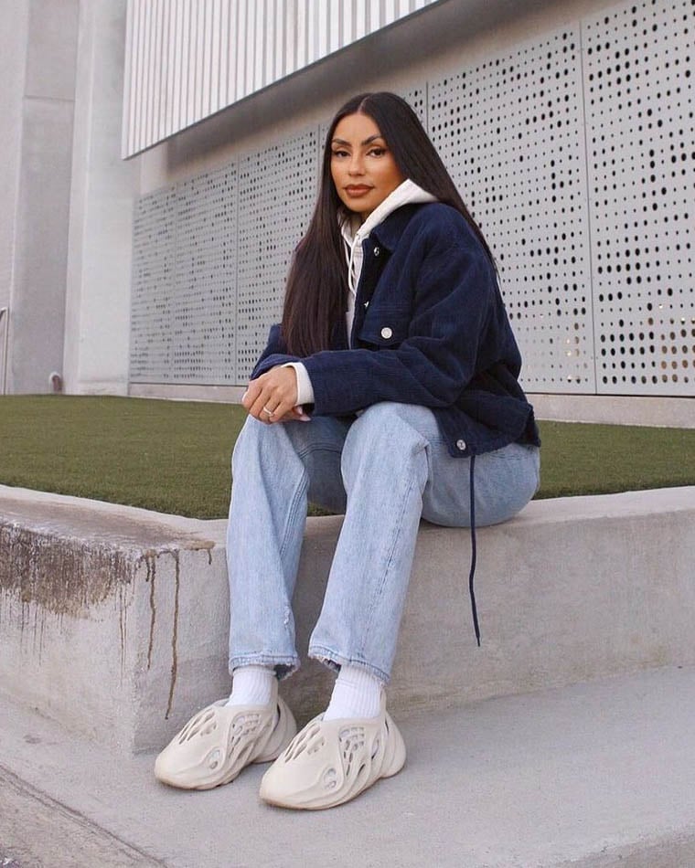 style yeezy foam runner on feet daiana veron - Luxe Digital
