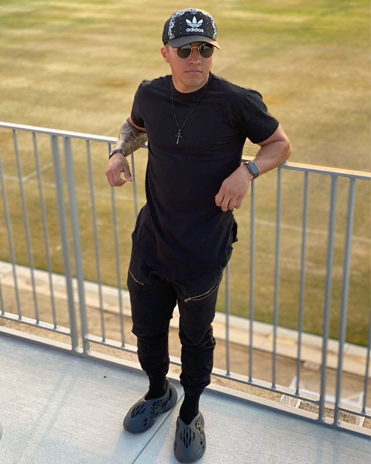 style yeezy foam runner on feet ovet 310 - Luxe Digital