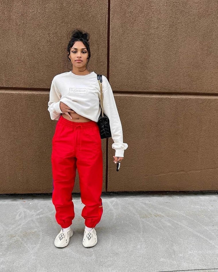 style yeezy foam runner on feet victoriiuh - Luxe Digital