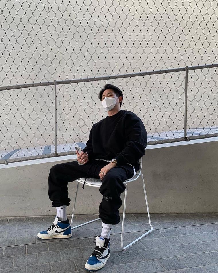 travis scott sneakers on feet boundary u - Luxe Digital