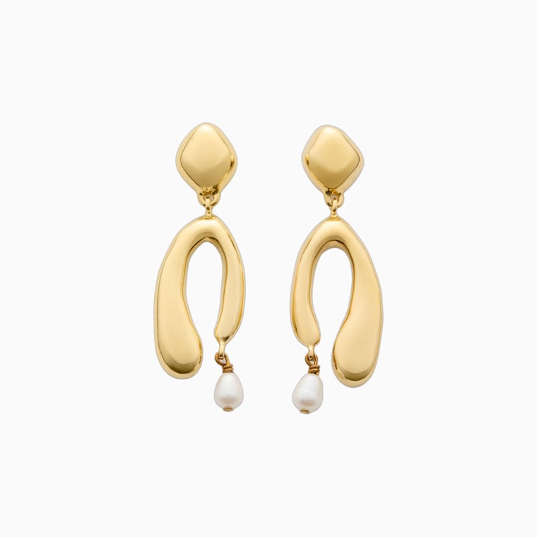 women casual dress code guide cuyana nube pearl earrings - Luxe Digital