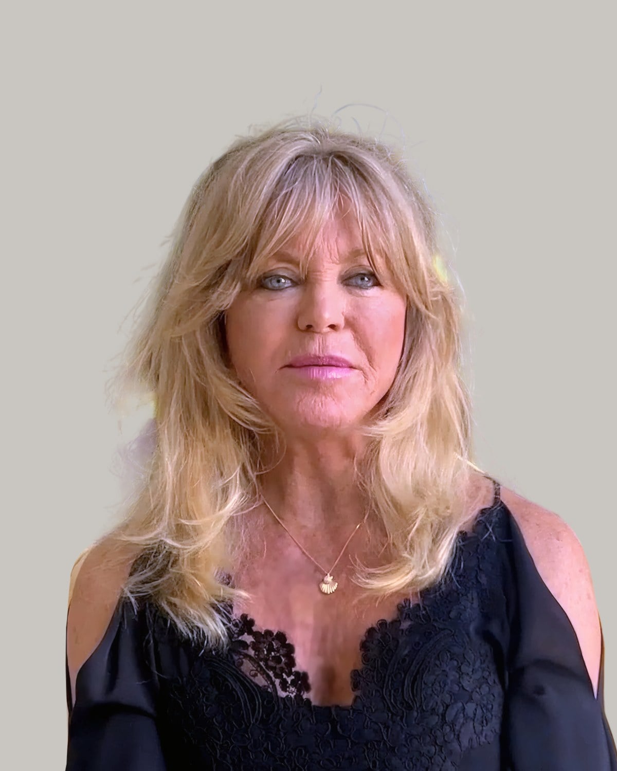 Goldie Hawn with blonde feathered layers past the shoulders and wispy bangs